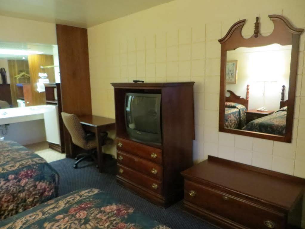 Centralia Motel Near Downtown By Oyo Bagian luar foto